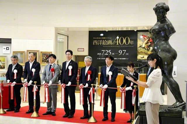 「西洋絵画の400年」展の開幕を記念し、テープカットが行われた(鹿児島市立美術館で)