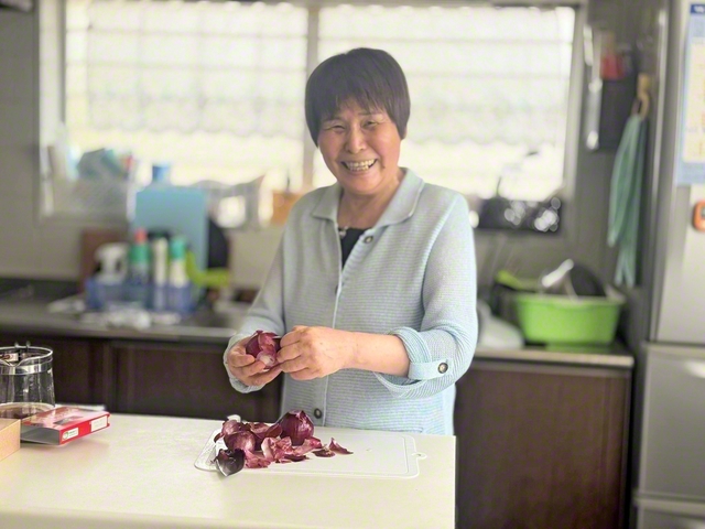 音楽を聴きながら夕食の準備を。お気に入りは“ドリカム”。「歌いながら勇気づけられてます」と岸野さん