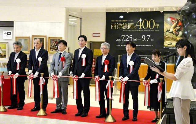 「西洋絵画の400年」展の開幕を記念し、テープカットが行われた（鹿児島市立美術館で）