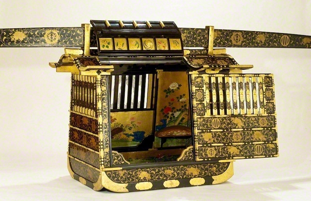 「竹雀紋竪三引両紋牡丹唐草蒔絵女乗物」江戸時代中期（18世紀）/木製漆塗。高さ104.0センチ、幅136.6センチ、奥行き91.0センチ