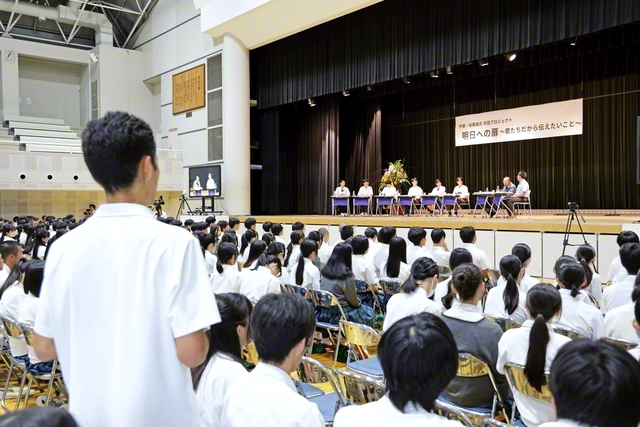 トークセッションで、生徒の代表が質問を寄せる