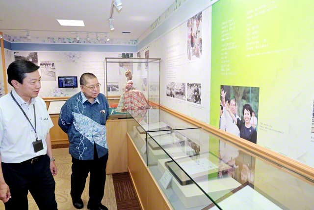 関西創価学園の中西学園長㊧の案内で、佐藤さんが記念展示室を見学