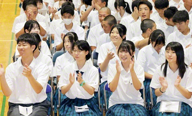 触発のある話に納得し、理解を深める関西創価高校生