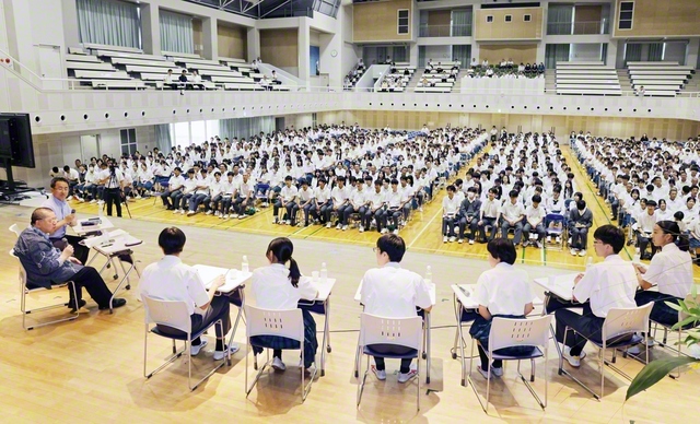 佐藤優さんと関西創価高校生の対話プロジェクト。正義や師弟、恋愛など話題は多岐にわたった（14日、関西創価学園・池田講堂で）