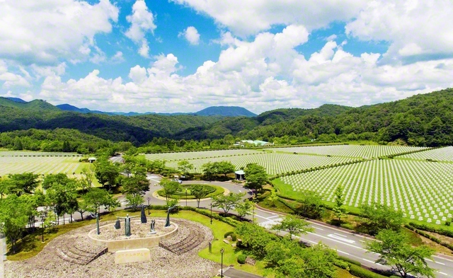 大自然に囲まれた中国平和記念墓地公園（広島・北広島町）
　