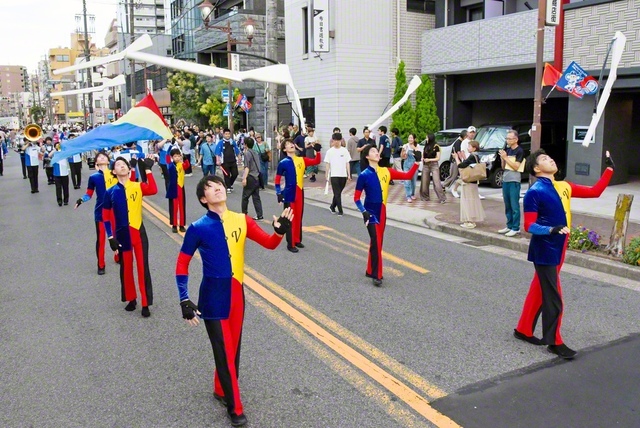 仲田夏まつりで行進する音楽隊・創価中部ファーストスターズ（名古屋市内で）