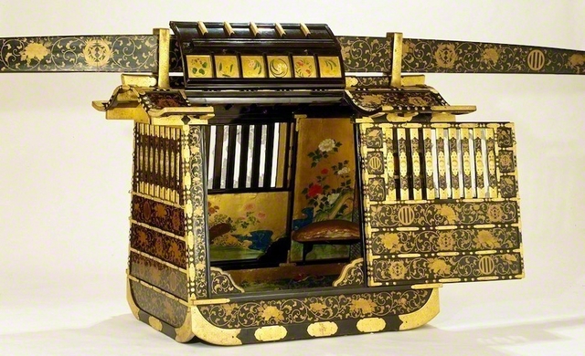「竹雀紋竪三引両紋牡丹唐草蒔絵女乗物」江戸時代中期（18世紀）/木製漆塗。高さ104.0センチ、幅136.6センチ、奥行き91.0センチ