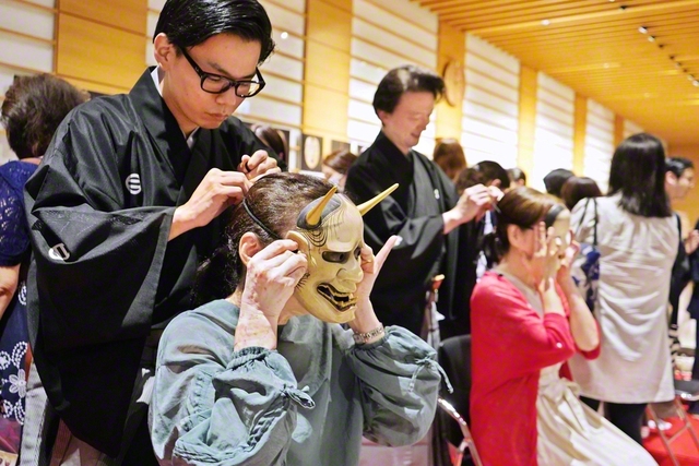 人気企画の「能面体験」