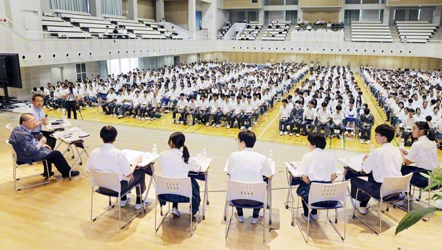佐藤優さんと関西創価高校生の対話プロジェクト。正義や師弟、恋愛など話題は多岐にわたった（14日、関西創価学園・池田講堂で）