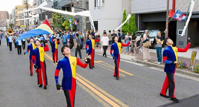 仲田夏まつりで行進する音楽隊・創価中部ファーストスターズ（名古屋市内で）