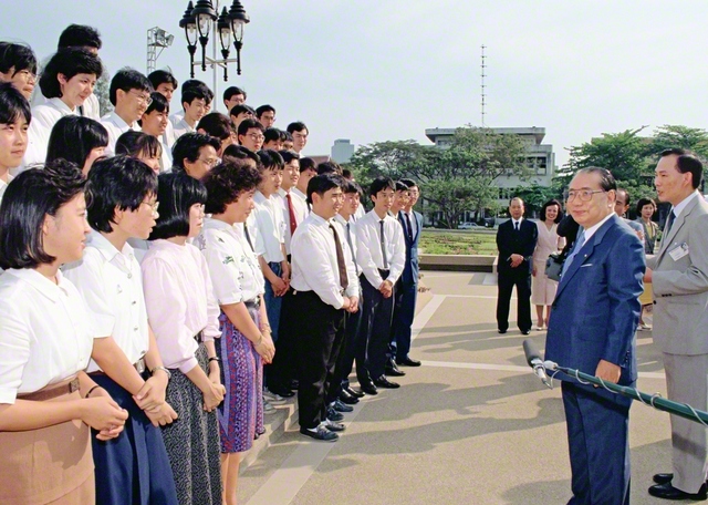 1988年2月、池田先生がチュラロンコン大学を訪問。図書贈呈式に出席したほか、同大学をはじめタイの最高学府で学ぶ学生部の友に真心の励ましを送った