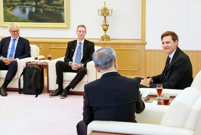 フリードネス委員長㊨、トーヤ副委員長㊥、ハルプヴィーケン所長㊧と原田会長が和やかに語り合う（25日、学会本部第2別館で）
