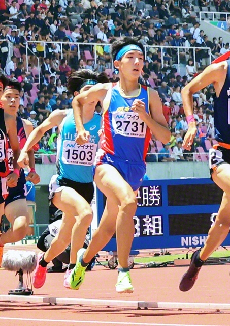 男子800メートルで6位に入賞した茂籠さん（中央）