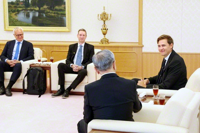 フリードネス委員長㊨、トーヤ副委員長㊥、ハルプヴィーケン所長㊧と原田会長が和やかに語り合う（25日、学会本部第2別館で）
