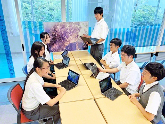 撮影スポットを話し合うアースカムの参加者（7月）