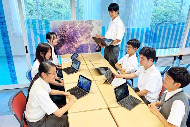 撮影スポットを話し合うアースカムの参加者（7月）