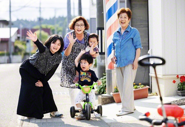 いつも明るい「理容ナカムラ」の前に、この日は4世代がそろって、ますますにぎやかに（右から中村さん、ひ孫の紬生ちゃん、同じく樹生君、娘の澤田さん、孫の坂藤さん）
