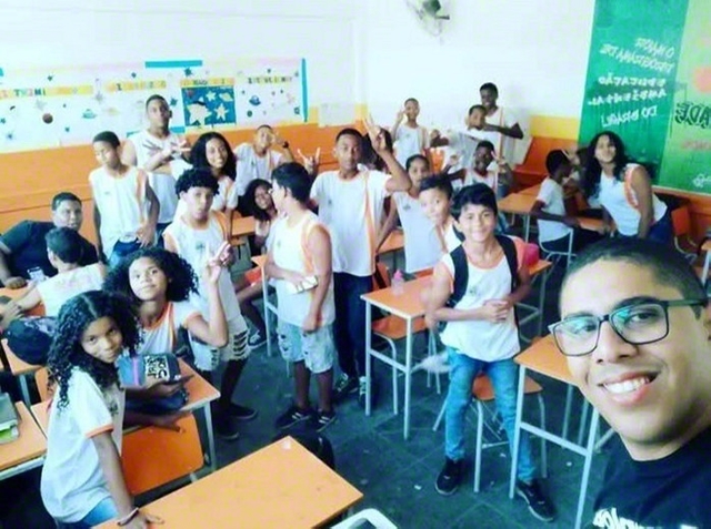 大好きな学校の生徒たちと一緒に、ピメンテルさん（右端）も笑顔で（本人提供）