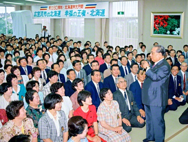 1990年7月9日、苫小牧平和会館（当時）を初訪問した池田先生。友の「和楽」「長寿」「多幸」を祈念した後、「この地で『幸福の金字塔』『人間勝利の金字塔』を見事に建立していただきたい」と念願した