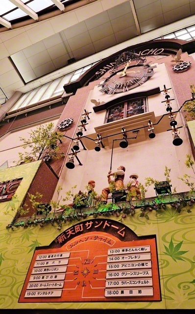 新天町商店街のシンボルである、からくりの時計塔「メルヘンチャイム」（福岡市中央区）。「黒田節」や「聖者の行進」など1時間ごとに12曲のメロディーが流れる