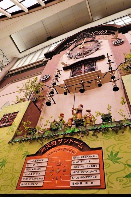 新天町商店街のシンボルである、からくりの時計塔「メルヘンチャイム」（福岡市中央区）。「黒田節」や「聖者の行進」など1時間ごとに12曲のメロディーが流れる