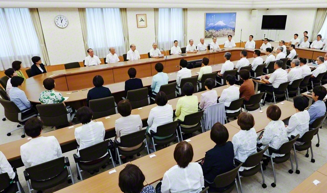 全国最高協議会では、原田会長を中心に、創立100周年への前進を展望した（7月30日、学会本部第2別館で）