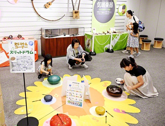 家族連れでにぎわう、民音の「こどものための世界民族楽器展」(民音音楽博物館で)