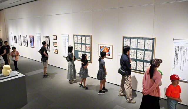 名作の直筆原稿など貴重な品々を楽しめる「手塚治虫展」(東京富士美術館で)
