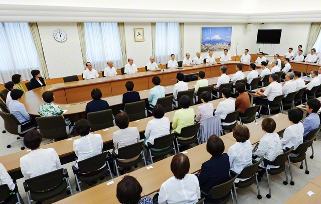 全国最高協議会では、原田会長を中心に、創立100周年への前進を展望した（7月30日、学会本部第2別館で）