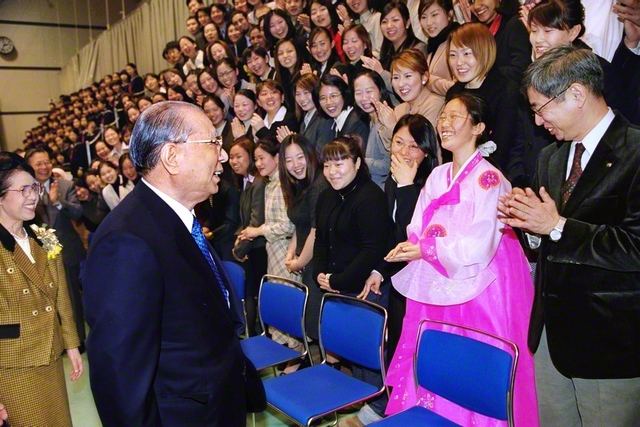 「皆、未来の大指導者です。偉大な使命をもつ方々です」――創価大学の創立者である池田先生が、33カ国・地域からの留学生と記念撮影（2001年12月、創価女子短期大学で）。記念撮影会に集った創価学園生や短大生に、「どうか、日本の皆さんは、留学生の皆さんを大切にし、深い友情を結んでいっていただきたい」と呼びかけた