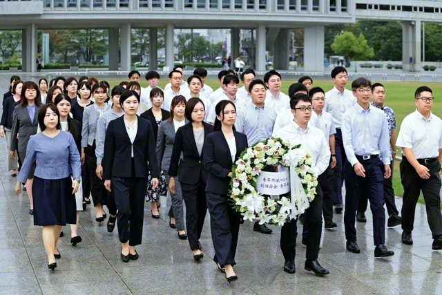 「青年不戦サミット」の参加者が、原爆死没者慰霊碑に献花（昨年9月、広島市の平和記念公園で）。このサミット（青年平和連絡協議会）は、池田先生の提案を受けて1989年に始まり、広島・長崎・沖縄の青年部によって続けられてきたもの。2017年からは全国の代表も参加し、平和構築の連帯を強めてきた