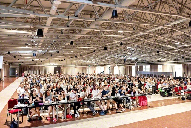 希望と輝く地涌の連帯がここに！――求道の心に満ちた研修会の開講式（イタリア・ミラノで）