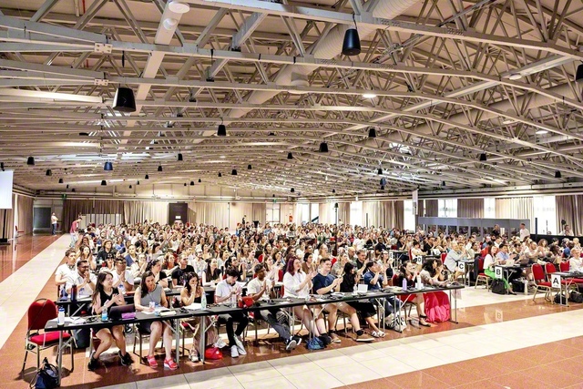 希望と輝く地涌の連帯がここに！――求道の心に満ちた研修会の開講式（イタリア・ミラノで）