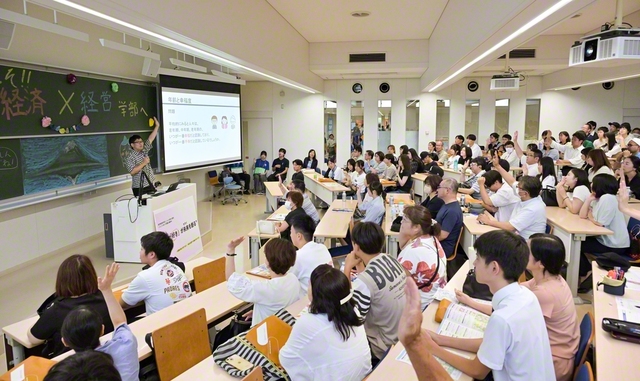 創大中央教育棟で行われた体験授業。参加した高校生は「思わず引き込まれる内容で、もっと学んでみたいと思いました」と語った