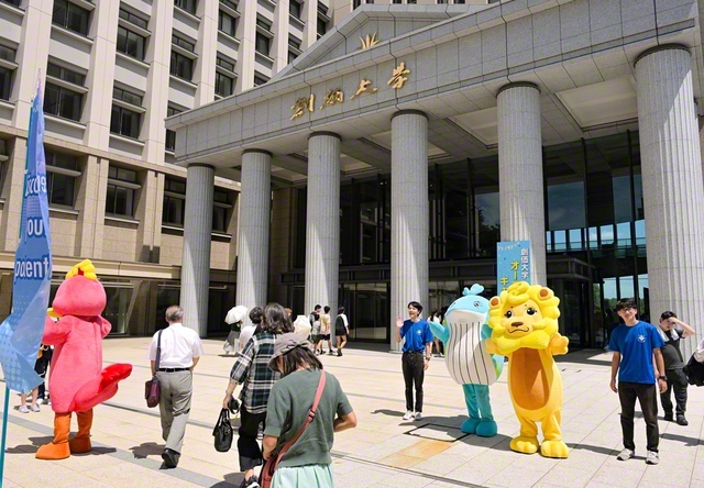 創大生らが参加者を温かく出迎えた(創価大学で)