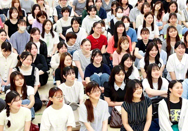 師の指針を胸に、励ましを広げゆく決意にあふれた女性部八王子特区の「華陽祭」（創大・松風センターで）