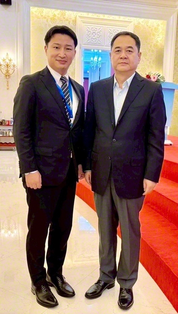 中国人民対外友好協会の楊会長㊨と西方青年部長が記念のカメラに（7月28日、北京市内で）