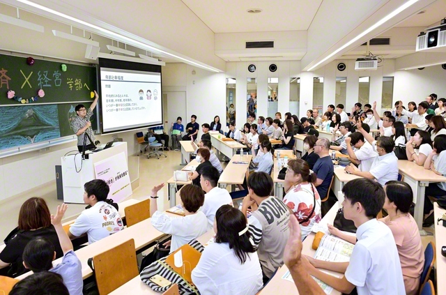 創大中央教育棟で行われた体験授業。参加した高校生は「思わず引き込まれる内容で、もっと学んでみたいと思いました」と語った