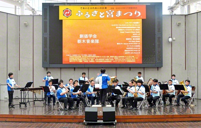 演奏する栃木音楽隊(宇都宮市内で)