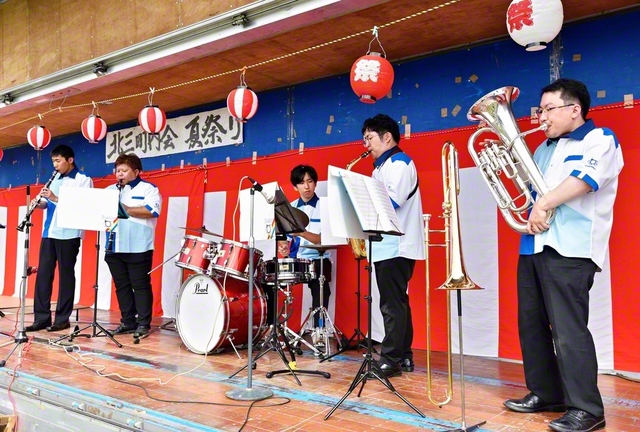釧路市の大楽毛7号公園で行われた夏祭りに出演した釧路吹奏楽団