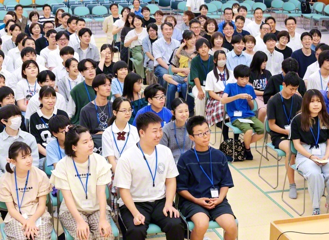 大阪・枚方創価県の未来部大会。参加した未来部員からは「ディスカッションでいろんな人の意見が聞けて、とても楽しかったです」等の感想が寄せられた（京阪文化会館で）