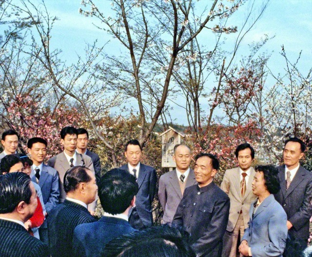 かつて「軍国の花」と呼ばれた桜を、平和と友誼を象徴する花に――池田先生は1979年4月、創価大学を訪れた中華文化促進会の高占祥名誉主席（右から4人目。当時、全青連代表団団長）らと共に、中国の周恩来総理と鄧穎超夫人を顕彰する「周夫婦桜」を植樹。交流はその後も続き、2012年に対談集『地球を結ぶ文化力』を発刊。戦時中の体験などを語り合いながら、日中友好の未来を展望した
