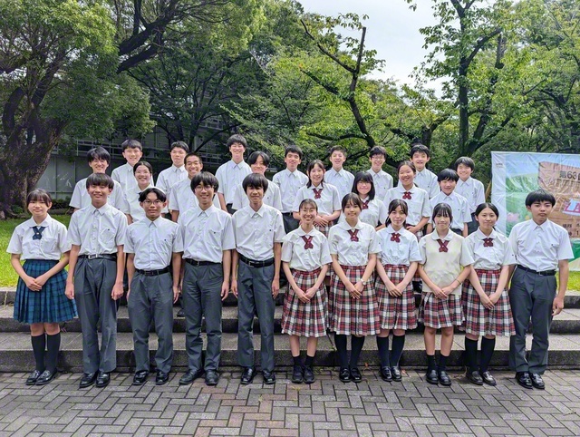 執念の弁論を繰り広げた関西創価中学のディベート部(齋藤和華部長)と関西創価高校のディベート部(山本薫部長)