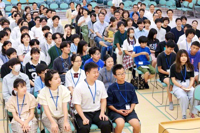大阪・枚方創価県の未来部大会。参加した未来部員からは「ディスカッションでいろんな人の意見が聞けて、とても楽しかったです」等の感想が寄せられた(3日、京阪文化会館で)