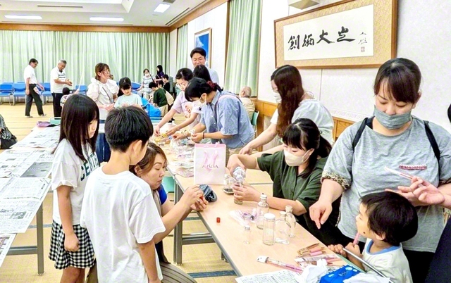 多くの参加者でにぎわったハーバリウム作り。未来部の友が作り方を皆に手ほどきした