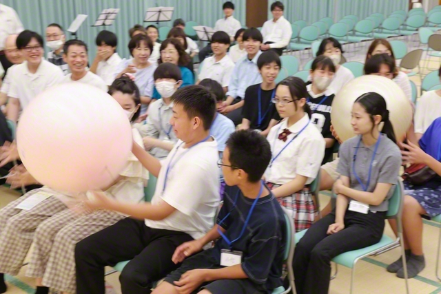 チーム対抗のボール運び競争で会場は大盛り上がり
