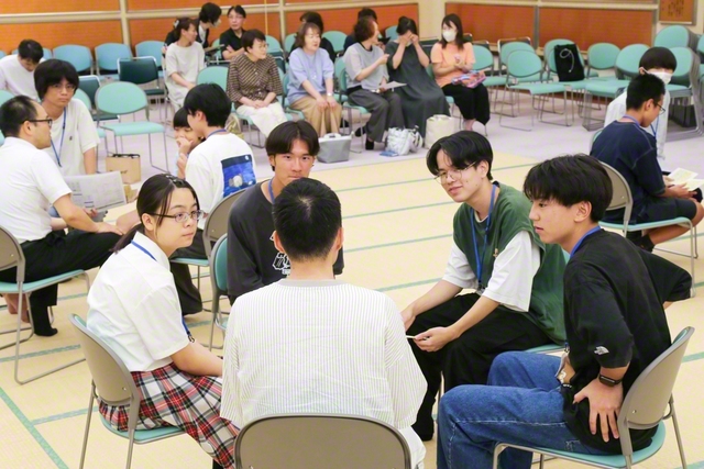 少人数のグループに分かれて行われたディスカッション。それぞれが自由に語り合い、笑顔が広がった