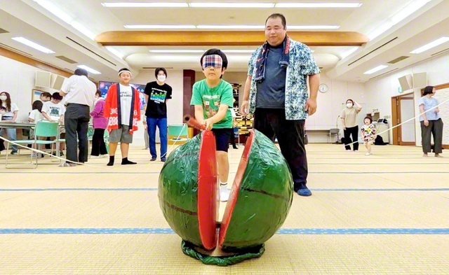 大盛況の大玉スイカ割り体験