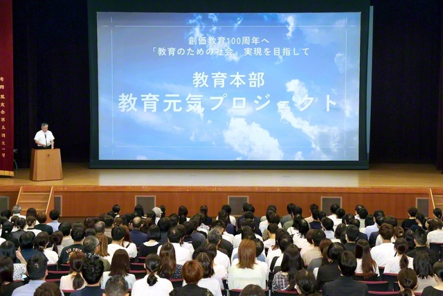 首都圏の青年教育者をはじめ、教育本部の友が集った「サマーフェスタ」。同本部歌「太陽のマーチ」を合唱した（東京・創価学園の池田講堂で）