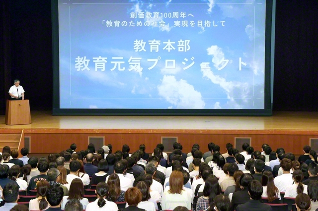 首都圏の青年教育者をはじめ、教育本部の友が集った「サマーフェスタ」。同本部歌「太陽のマーチ」を合唱した（東京・創価学園の池田講堂で）